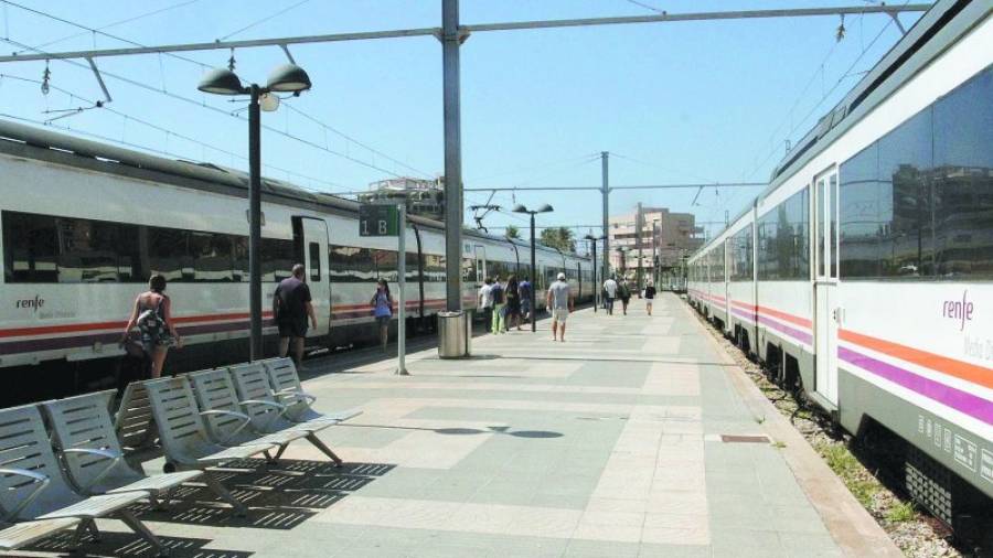 Trens a l'estació de Tarragona. Foto: Lluís Milián