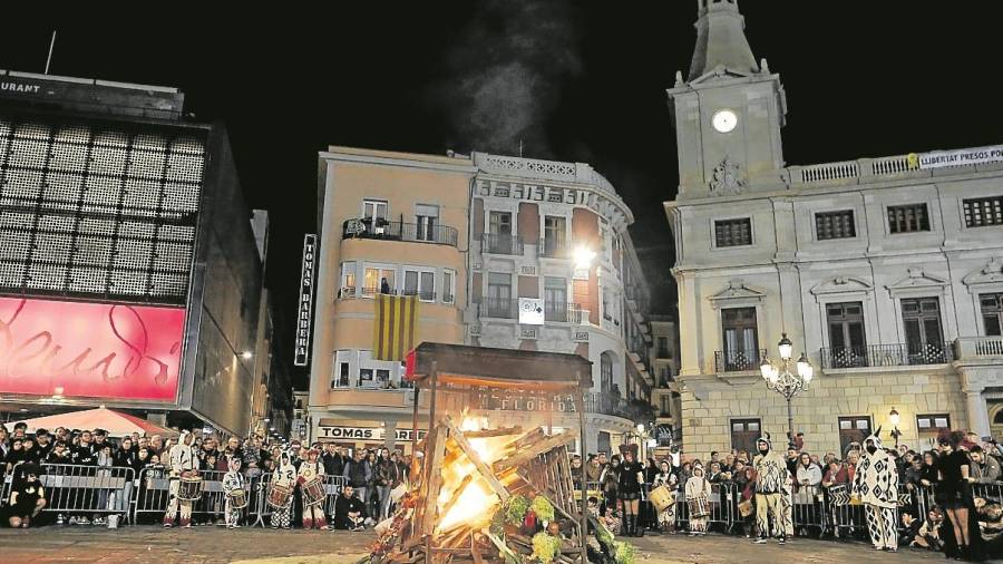 Les primeres flames de la foguera de les despulles de Sa Majestat el Rei Carnestoltes. FOTO: Alba Marin&eacute;.