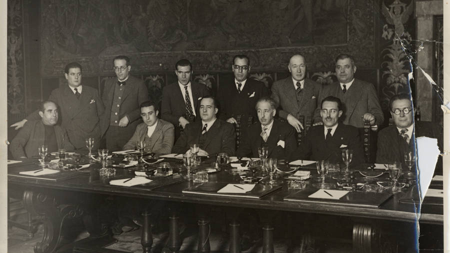 El Govern de la Generalitat, el 17 de diciembre de 1936. Tarradellas es el tercero sentado por la izquierda. A su lado, Companys. FOTO: ARXIU MONTSERRAT TARRADELLAS I MACI&Agrave;