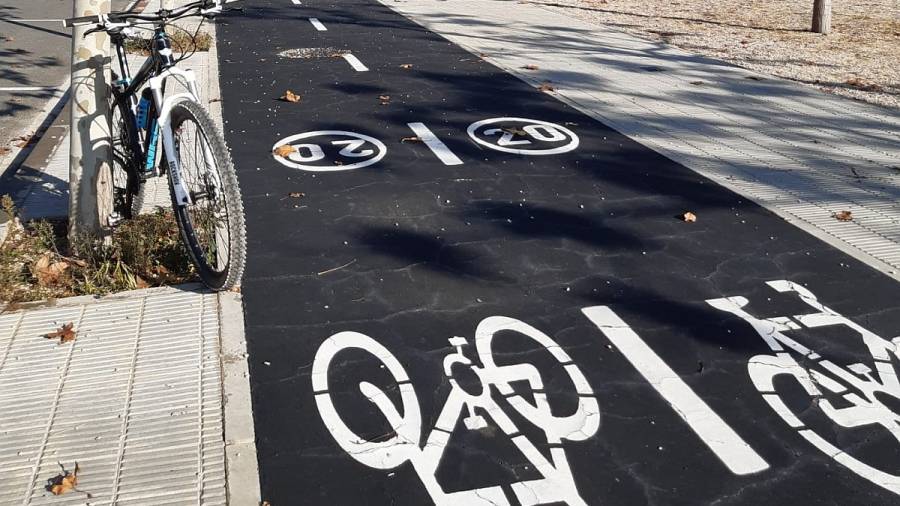 Un tramo de carril bici en El Vendrell.