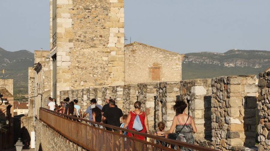 Turistes visitant les muralles de Montblanc, un dels principals atractius. FOTO: PERE FERRÉ