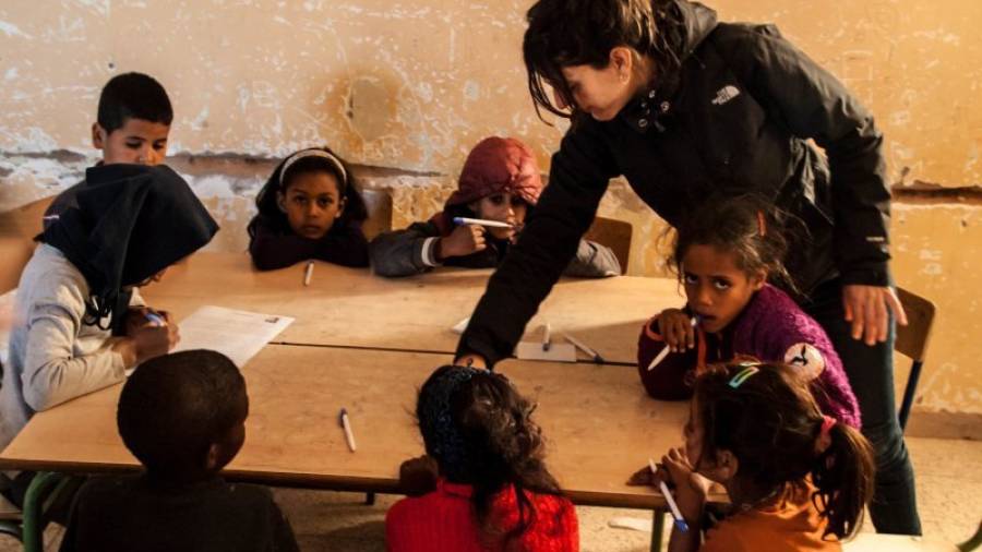 La docente Vicky Boada, realizando un taller a los niños refugiados de Smara. Foto: Elisa alegre-Agís
