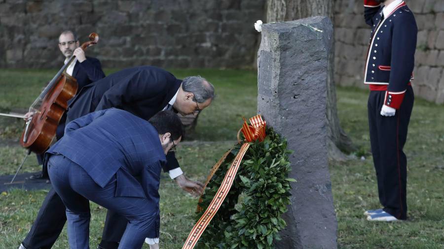 El presidente de la Generalitat, en la ofrenda floral a Companys. Foto: EFE