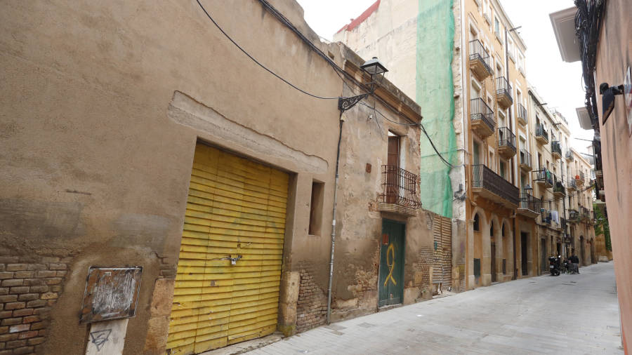 El solar que el Ayuntamiento ha ofrecido a la entidad está ubicado en el número 10 de la calle Sant Llorenç, en el corazón de la Part Alta. FOTO: PERE FERRÉ