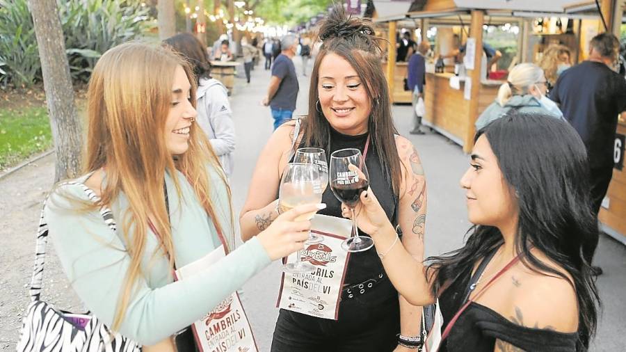 Un grupo de amigas disfruta de su copa de vino en la muestra. FOTO: ALBA MARINÉ