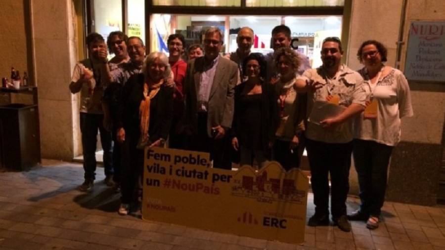 Rovira y su equipo, la noche electoral, tras conocerse los resultados que le dieron la victoria. Foto: Baix Gaià Diari