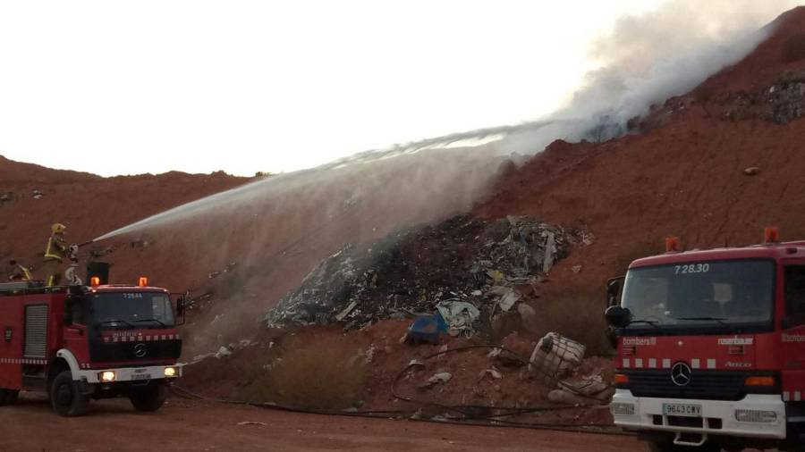 Els bombers durant l'extinci&oacute; de l'incendi de l'abocador de Tivissa. Foto: Bombers de Tivissa
