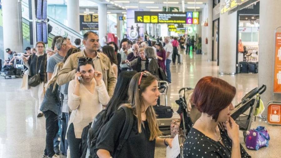 El aeropuerto de Palma paralizó el despegue de sus vuelos nacionales e internacionales ayer hacia las 13.30 horas. Foto: cati cladera/efe