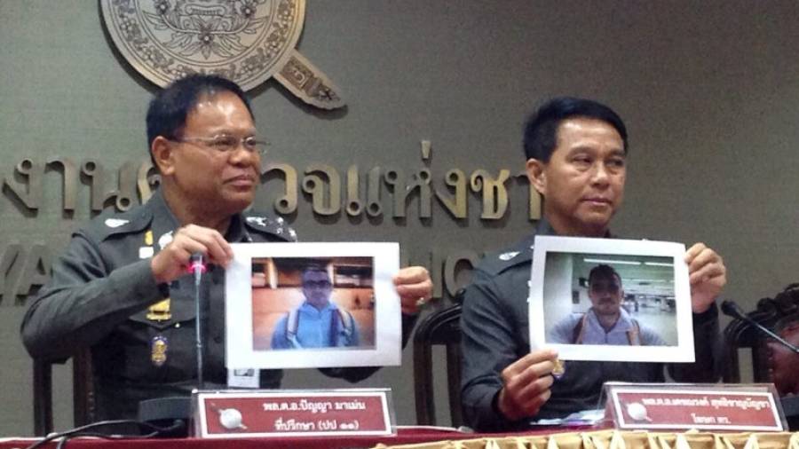 El general Mamen (e) i el portaveu policial Suticharnbancha (d) mostren imatges d´Artur Segarra, principal sospitós de l´assassinat. Foto: efe