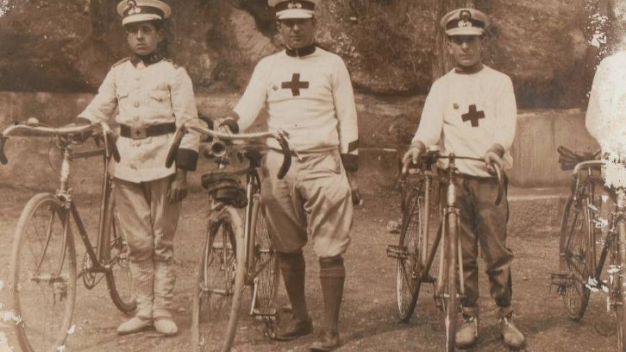 Imatge d'alguns dels compnents del grup de la secció ciclista de la Creu Roja. Foto: Arxiu Antoni Zaragoza (Dipositat al Cimir)