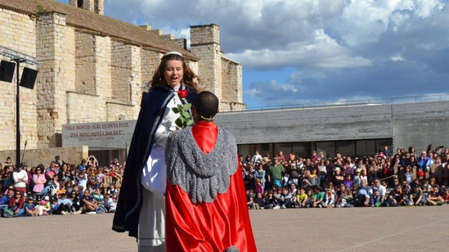 El cavaller Sant Jordi entregant la rosa a la princesa a la plaça de Sant Francesc de Montblanc. Foto: Montse Plana