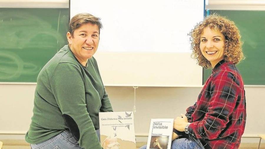 Dolores Martínez y Melisa López, autoras de la guía didáctica ‘La niña invisible’. FOTO: alba mariné.