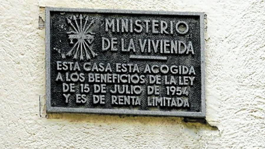 Imagen de una de las placas franquistas que aún hay en la ciudad, como es la que se encuentra en el número 16 de la calle Reding.Foto: Lluís Milián