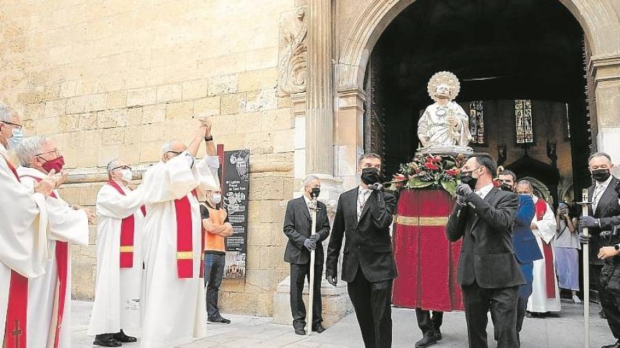 La imatge de Sant Pere va quedar-se a la sortida del temple, on va rebre aplaudiments d’alguns veïns que l’esperaven. Foto: Fabián Acidres