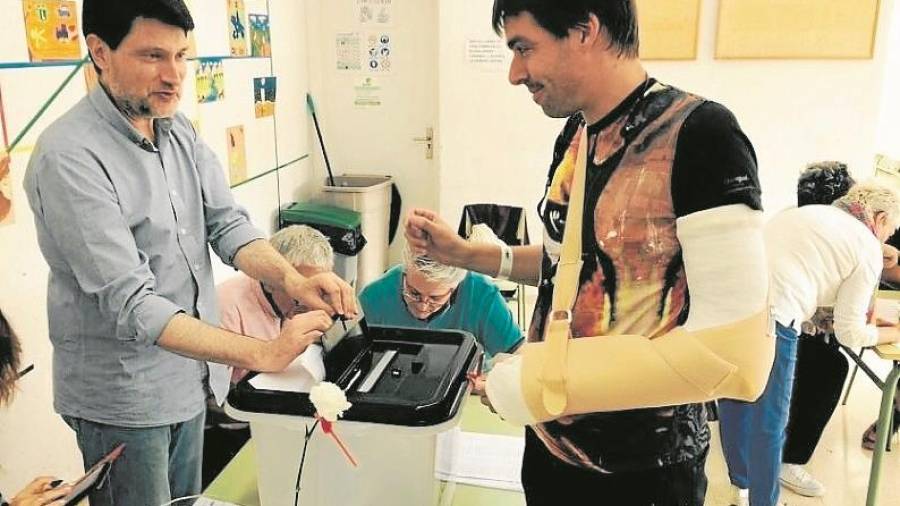 Oriol Aymat vot&oacute; finalmente en el Institut Pons d’Icart tras ser atendido en el hospital. Foto: DT