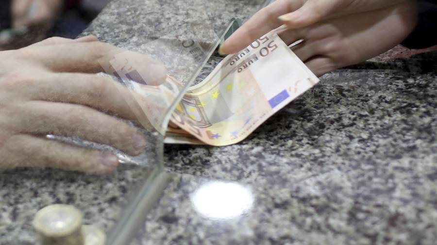 Un hombre cambia dinero en una oficina de cambio de divisas en Estambul. FOTO:SEDAT SUNA/EFE