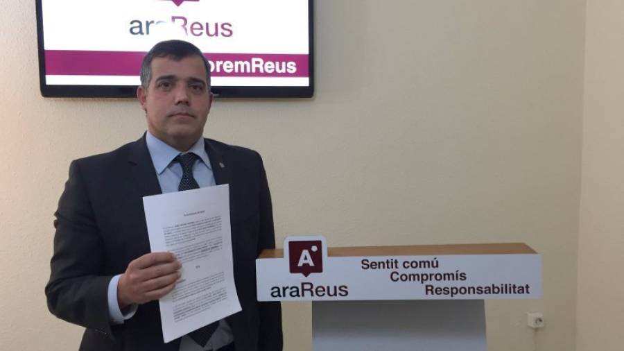 El portavoz de Ara Reus, Jordi Cervera, dio a conocer el contenido de la denuncia ayer en la sede del partido. Foto: F. Gras