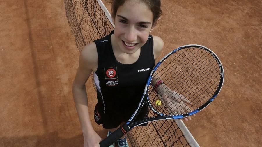 Anna Ortiz, en una de las pistas del Club Tennis Tarragona. foto: Lluís Milián