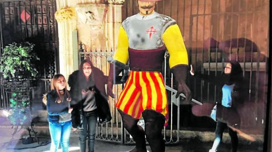 Los visitantes pueden sacarse una foto con Francisco Plaza Milanés, un gigante del siglo XVII, enterrado en el claustro. Foto: Expertus Turismo y Ocio