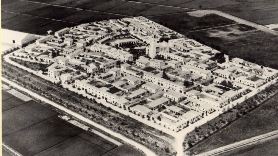 Vista aérea del pueblo de 'Villafranco del Delta', actualmente Poble Nou del Delta. Foto: AHT. Fondo del Instituto Nacional de Colonización. 1945-1986