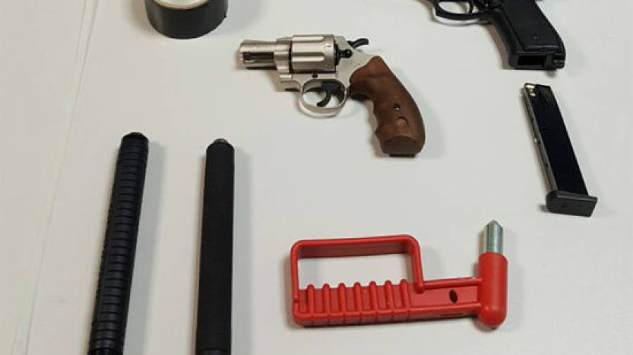 Les armes decomissades -dos bastons extensibles, una pistola i un revòlver- als quatre assaltants de Cunit, el 6 de març del 2017