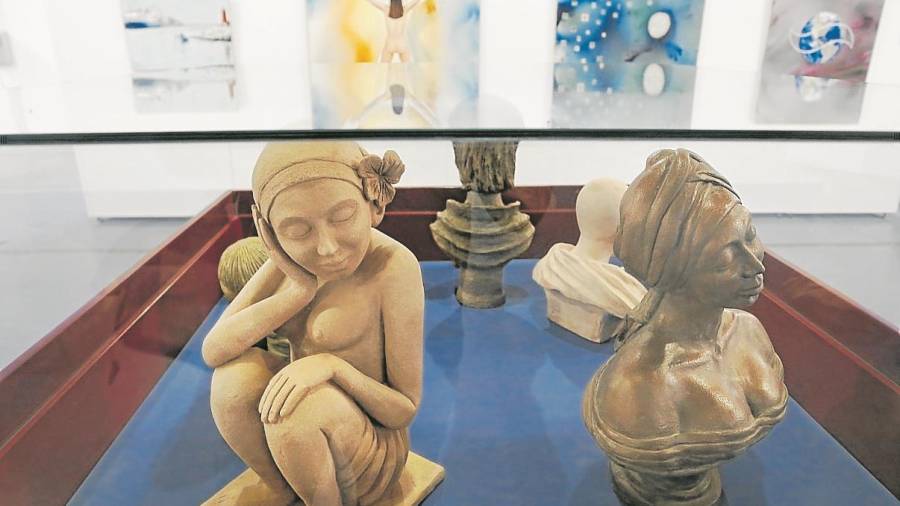 La muestra reúne pinturas, esculturas, cerámica, fotografías e instalaciones audiovisuales. Foto: Pere Ferré