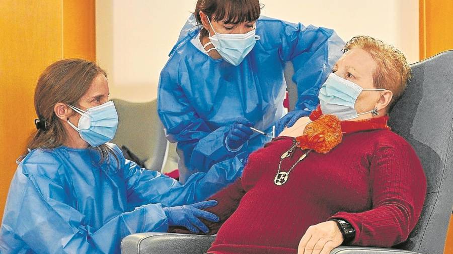 Tarragona. Llega la vacuna Teresa Soria, de 74 años, es la primera tarraconense en recibir la vacuna el 27 de diciembre. Foto: Alfredo González