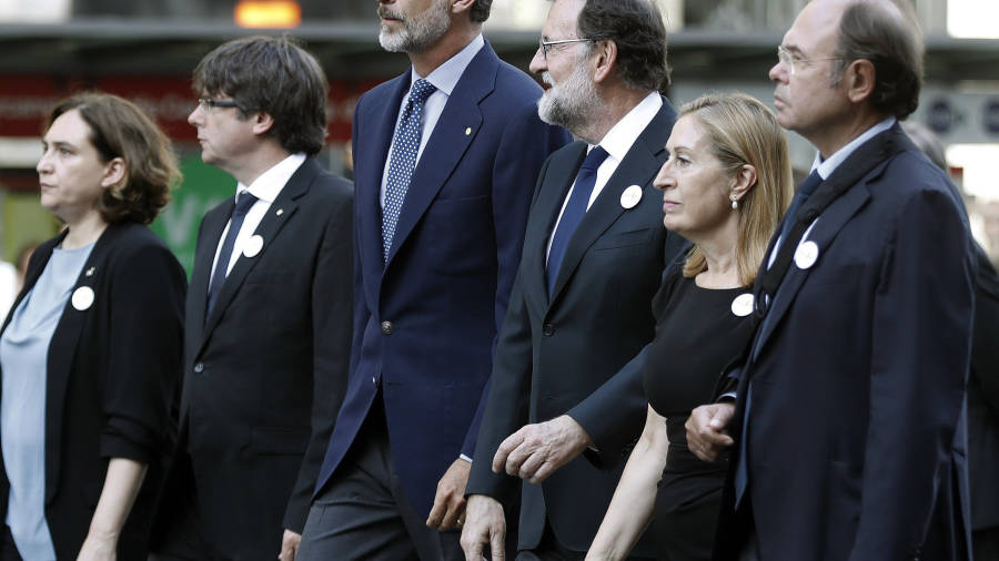 La alcaldesa de Barcelona, el president de la Generalitat, el Rey, el presidente del Gobierno, la presidenta del Congreso y el presidente del Senado. Foto: EFE.