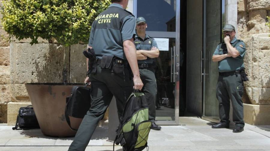 Agentes de la Guardia Civil, el pasado 26 de junio, cuando entraron a registrar el Ayuntamiento. Foto: Pere Ferré