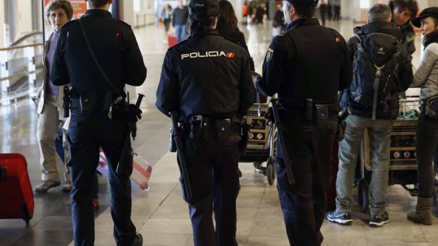 Policías vigilan el aeropuerto de Madrid-Barajas tras los atentados de Bruselas del pasado martes. Foto: EFE