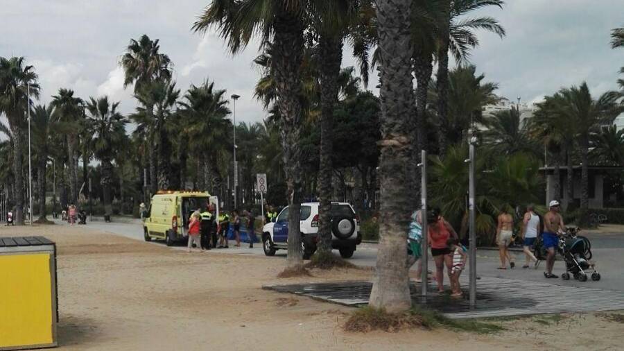 Una ambulancia del SEM y un coche de la Polic&iacute;a Local en la playa de Llevant. FOTO: DT