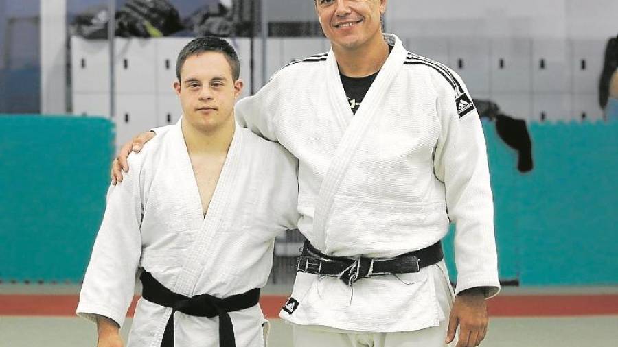 Eloi, al lado de su entrenador Javi Rodr&iacute;guez, es humilde en su carrera como judoka en la que la constancia ha sido clave. Foto: pere ferr&eacute;