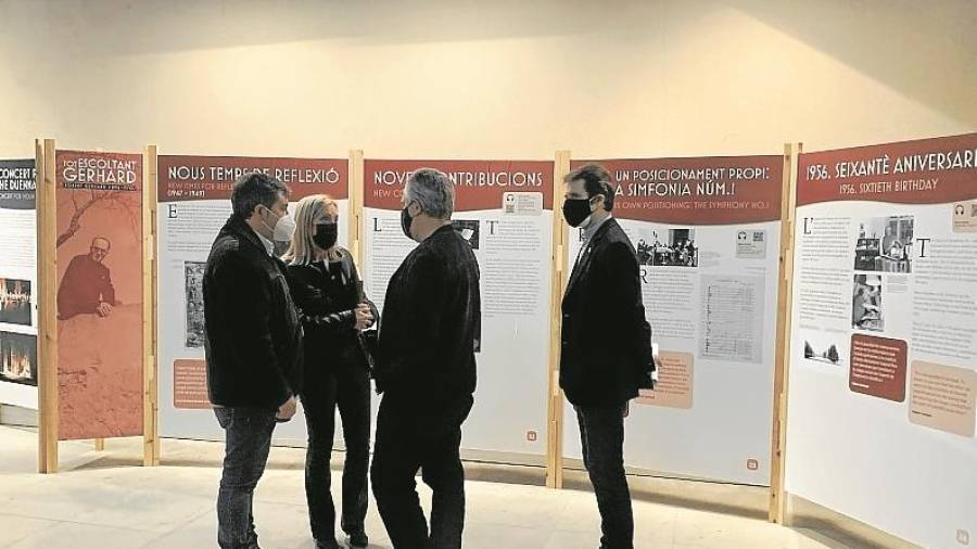 L’alcaldessa de Valls, Dolors Farré, va visitar ahir l’exposició dedicada a Gerhard que hi ha actualment a l’IEV. FOTO: J.G.