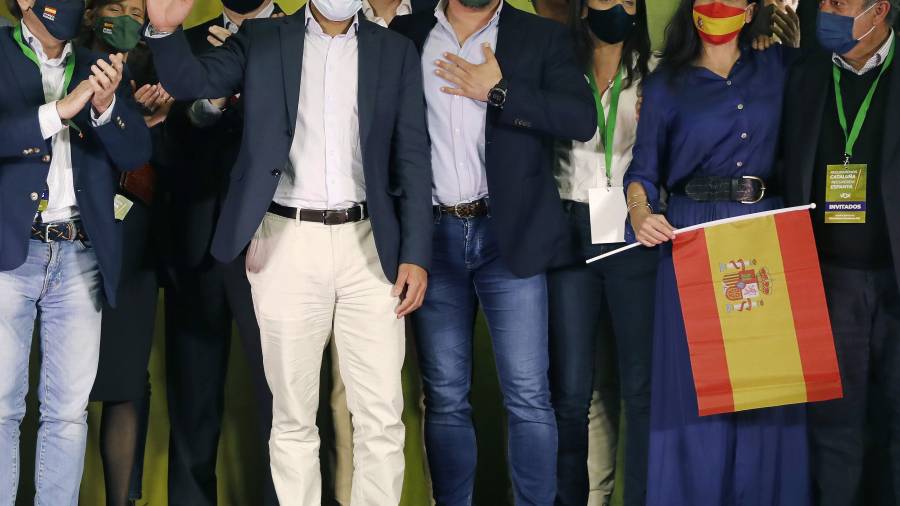 El cabeza de lista de VOX, Ignacio Garriga, acompañado por Santiago Abascal y Rocío Monasterio, entre otros, tras las elecciones del 14F. FOTO: EFE
