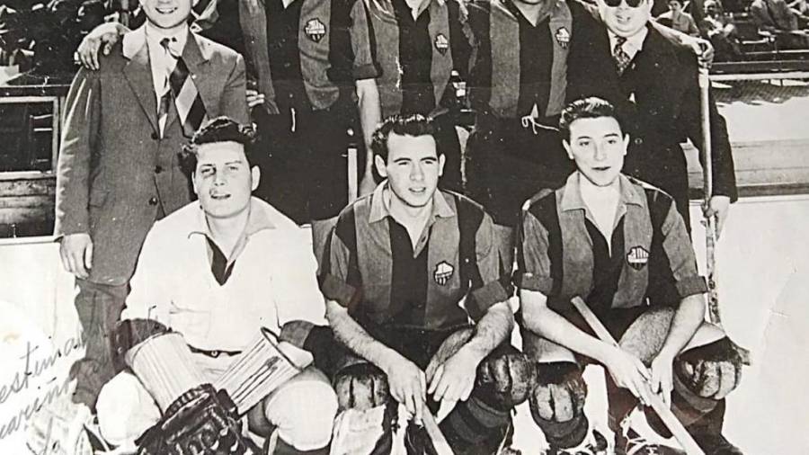 Josep Sent&iacute;s, abajo a la izquierda, con el Reus Deportiu campe&oacute;n de Espa&ntilde;a en 1952.FOTO: Reus Deportiu