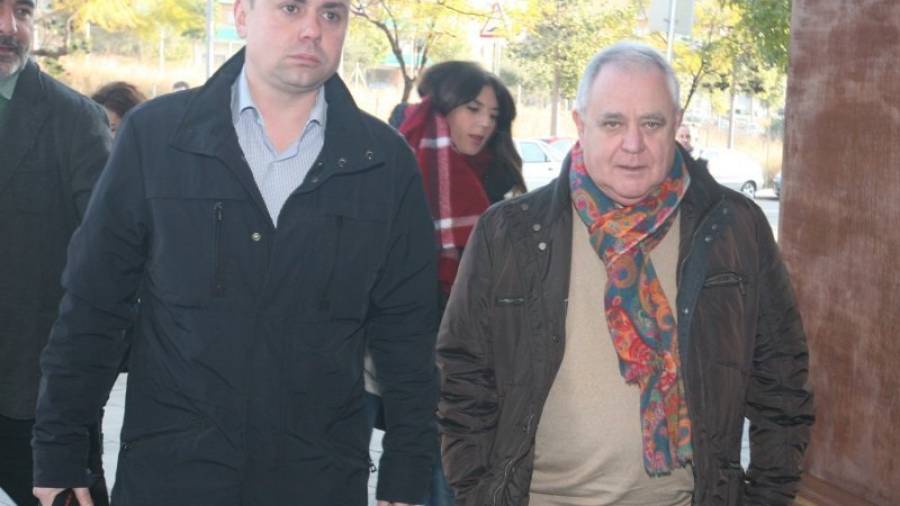 El tesorero de CDC, Andreu Viloca (d), a su llegada a los juzgados de El Vendrell (Tarragona), donde comparece como investigado ante el juez del caso del 3%. EFE