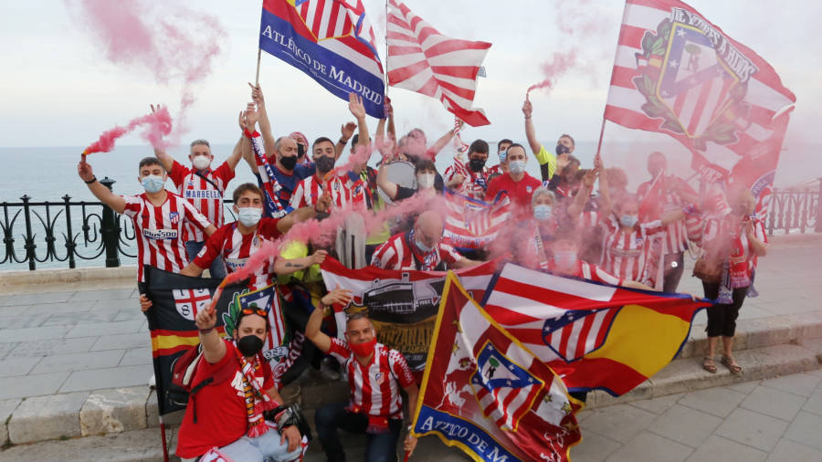 Los peñistas tarraconenses celebran la liga del Atlético. FOTO: P. FERRÉ