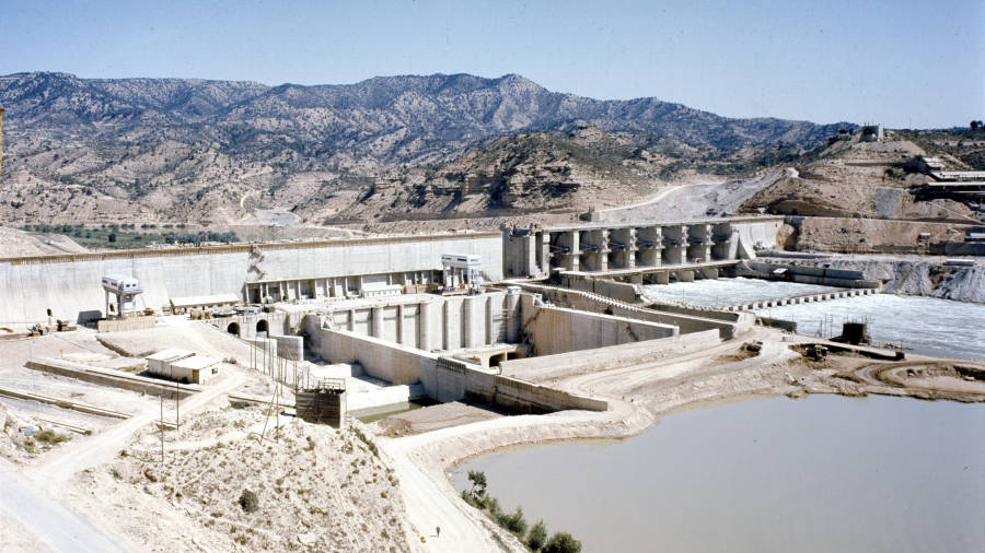 Imatge de la construcciÃ³ de la central hidroelÃ¨ctrica de Riba-roja, inaugurada el 1967. FOTO: ENDESA