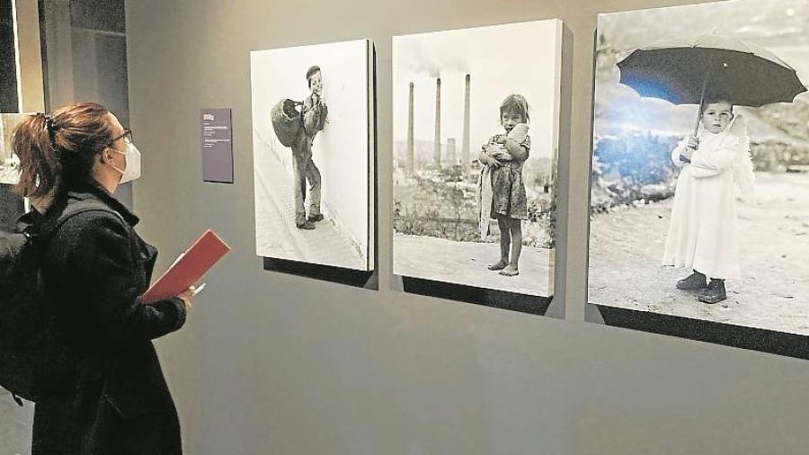 Una joven frente a tres fotos de la saga de los Català. FOTO: P. Cortina