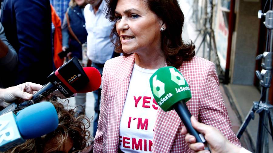 a vicepresidenta del Gobierno, Carmen Calvo Carmen, a su llegada a la sede del PSOE en Madrid para seguir los resultados electorales de la jornada de este domingo. FOTO: EFE