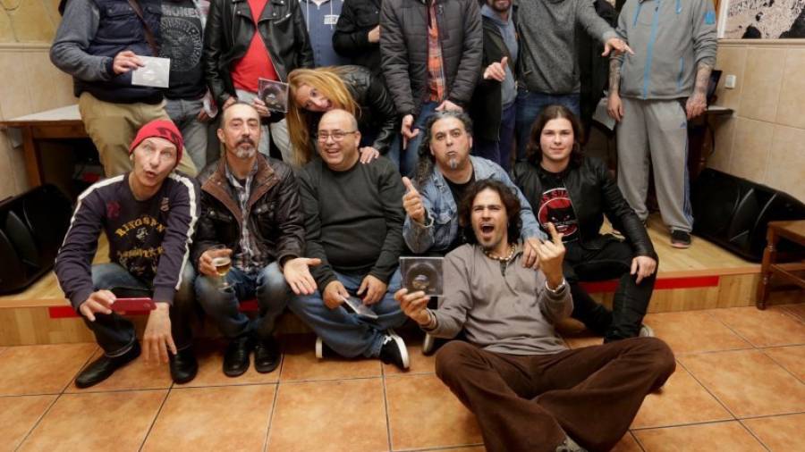 Los miembros de Abre ke Paso, sentados en primera fila, con músicos y amigos en el bar Cabrera. Foto: Lluís Milián