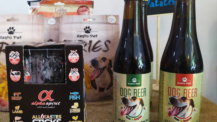 La cerveza y patatas ecológicas para perros son los productos estrella de Kurocan Eco Pet Shop. Foto: Laura Rovira