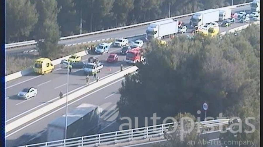 Twitter de @infoautopista: Continúa la retención, ahora de 4,5 km, por el accidente en #AP7 km 212.5 (Vilafranca S. ? El Vendrell) -> Tarragona