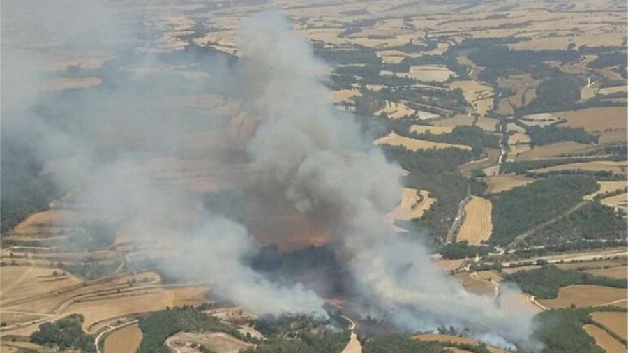 Imatge aèria de l'incendi. Foto: @bomberscat