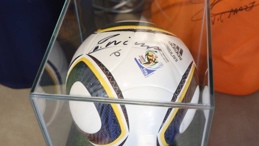 El bal&oacute;n del Mundial de Sud&aacute;frica 2010 firmado por Iniesta. Foto: Pere Ferr&eacute;