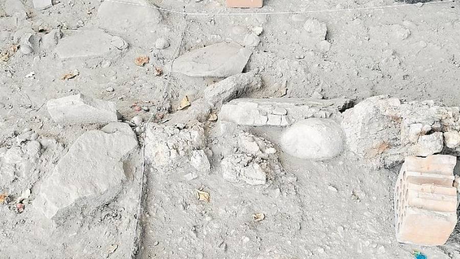 Pedres corresponents al que semblen uns vestigis d’assentament humà dins l’abric del Molí del Salt. FOTO: Àngel Juanpere