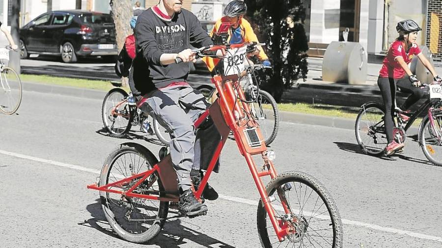 Para participar en la bicicletada se aceptadas toda clase de veh&iacute;culos a pedales o sobre patines. FOTO: Pere Ferr&eacute;