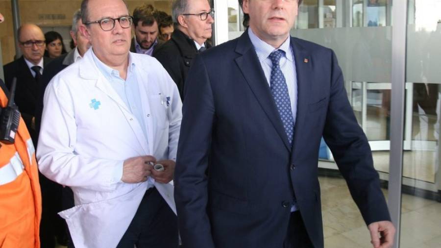 El president Carles Puigdemont acompañado del director del Hospital Verge de la Cinta de Tortosa, Salvador Palleja. Foto: EFE