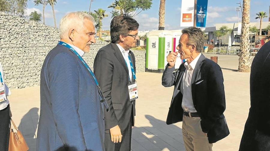 Javier Villamayor,&nbsp;saludando al director general adjunto del Comit&eacute; Ol&iacute;mpico, Pere Mir&oacute;.&nbsp;