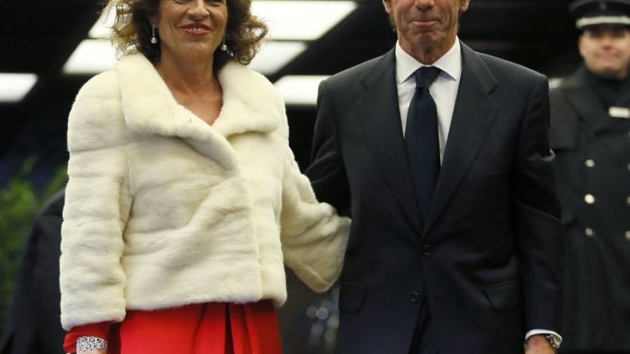 La exalcaldesa de Madrid, Ana Botella, y el expresidente del Gobierno, José María Aznar, a su llegada a la cena del 80 aniversario de Vargas Llosa. Foto: efe